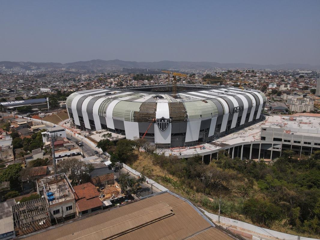 Instalao do escudo do Atltico e do primeiro letreiro da Arena MRV

