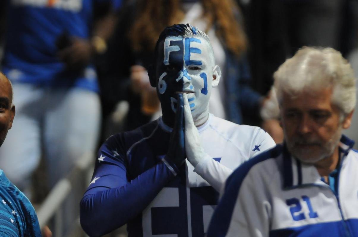 Torcedores do Cruzeiro no jogo com o Vila Nova, no Mineiro
