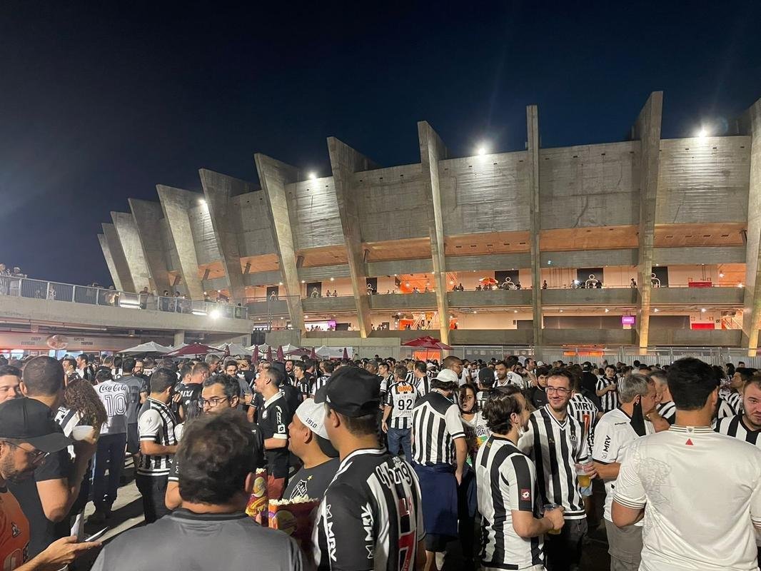 Atleticanos invadiram o Mineiro no jogo contra o Grmio e bateram recorde de pblico no Brasileiro; veja fotos do entorno do estdio antes da partida