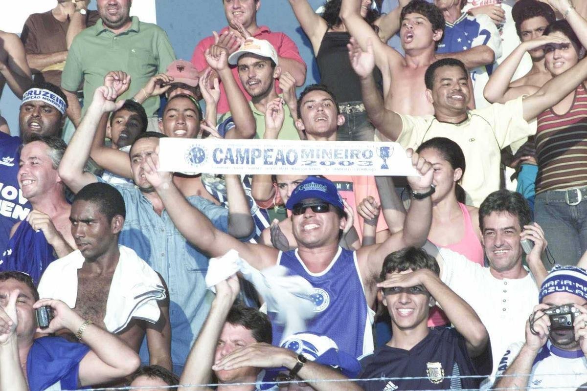 O primeiro passo do Cruzeiro em 2003 para alcanar a histrica Trplice Coroa foi dado em 16 de maro, com a conquista do Campeonato Mineiro de pontos corridos. A taa foi erguida de forma antecipada com a vitria por 4 a 0 sobre a URT, no estdio Zama Maciel, em Patos de Minas, pela 11 rodada. Deivid, Aristizbel, Alex e Maurinho marcaram os gols do triunfo. Em seguida, o elenco deu a volta olmpica, ergueu a taa diante dos cruzeirenses e desfilou em carro aberto pela cidade do interior de Minas. No retorno a BH, naquele mesmo dia, o grupo foi recebido com festa pela torcida no Aeroporto da Pampulha. O Cruzeiro foi campeo estadual invicto. O ltimo jogo foi contra o Tupi, no Mineiro.