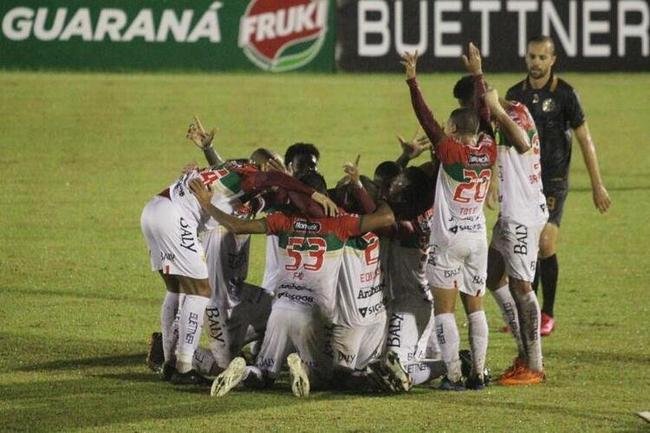 Brusque - Semifinalista do Campeonato Catarinense (15 jogos, 7 vit�rias, 6 empates e 3 derrotas - 60% de aproveitamento)