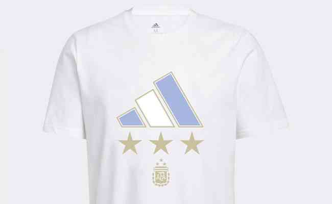 Camiseta branca  e smbolo da Adidas grande, no centro, nas cores do uniforme. Abaixo, trs grandes estrelas douradas e o escudo da AFA (Associao do Futebol Argentino) tambm em dourado