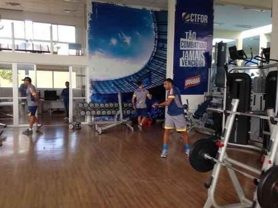 Ramón Ábila realiza atividades na sala de musculação da Toca da Raposa II