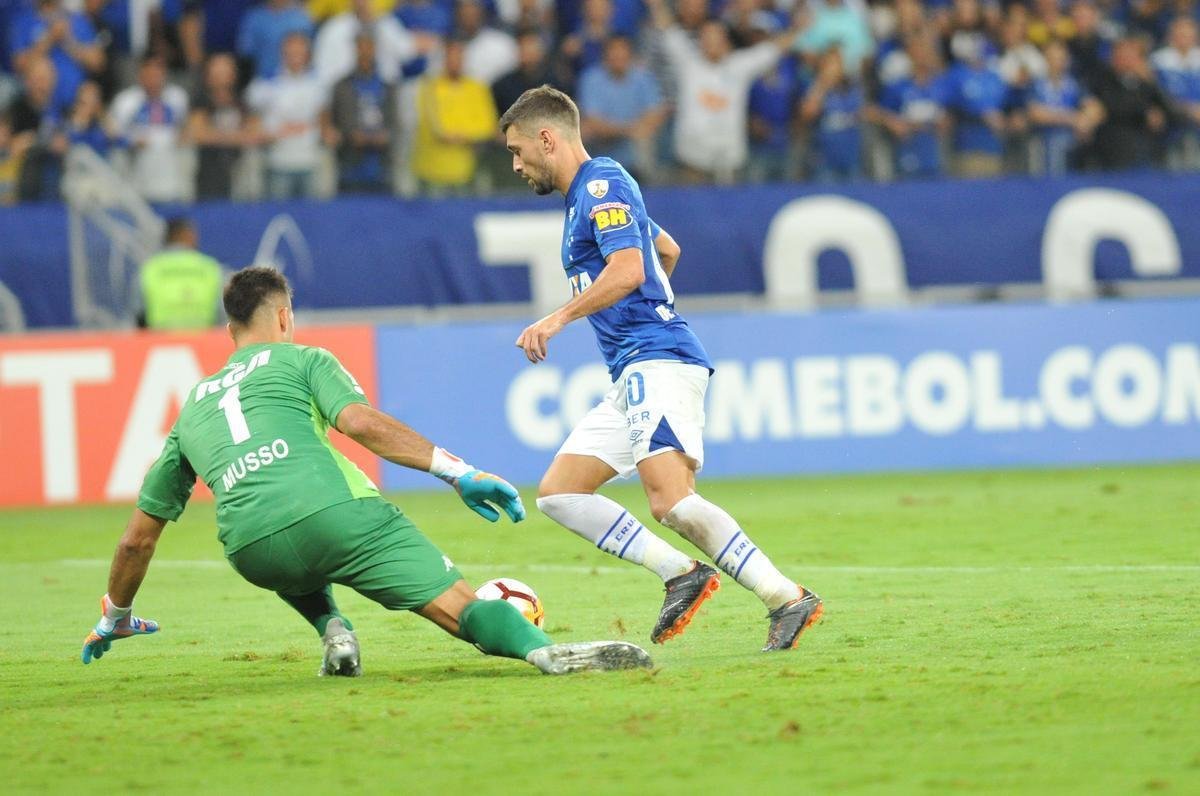 Arrascaeta perdeu incrvel no primeiro tempo: sozinho, ele perdeu a bola para o goleiro Musso