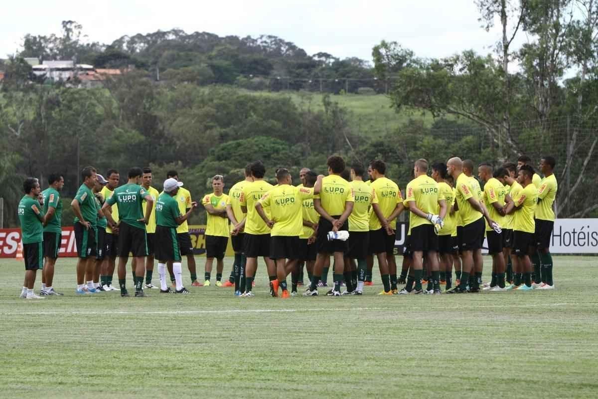 O elenco do Amrica se reapresentou para a temporada 2015 na tarde desta segunda-feira, no CT Lanna Drumond. Depois de reunio com integrantes do conselho de administrao, os jogadores foram para um campo secundrio, onde realizaram o primeiro trabalho com bola. O gramado principal passa por reformas.
