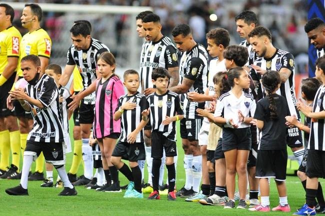 Mascotinhos do Atltico no jogo contra o Juventude, no Mineiro, pelo Campeonato Brasileiro de 2022