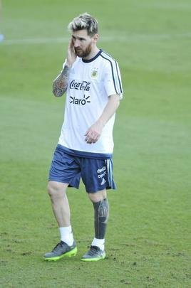 Seleo Argentina treinou nesta tera na Cidade do Galo com Lionel Messi. O craque cobrou faltas, afiou a pontaria e, em seguida, deixou a atividade mais cedo para se poupar. Na parte final, o tcnico Bauza orientou um trabalho em campo reduzido