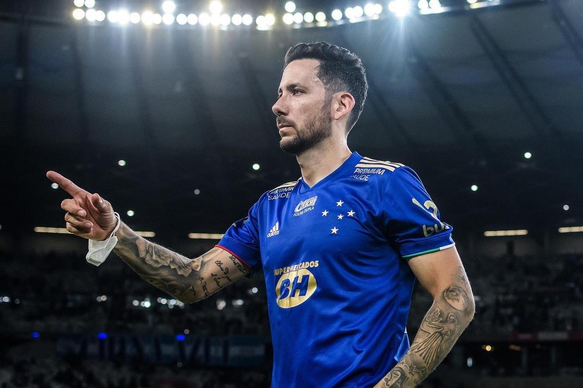 O volante argentino Ariel Cabral no renovou seu contrato e deixou o Cruzeiro ao fim da Srie B do Campeonato Brasileiro