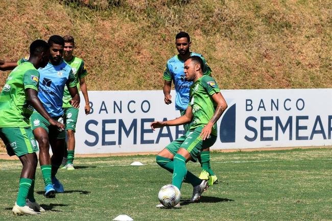 O Amrica segue com treinos preparatrios para a disputa do Campeonato Mineiro 2021. Comandados pelo auxiliar tcnico Mrcio Hahn, jogadores da base americana - e tambm os que tiveram menos oportunidades na temporada 2020 - realizam atividades voltadas ao Estadual.