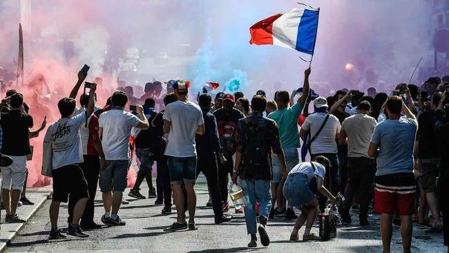 Franceses lotaram ruas de Paris e regi�o da Torre Eiffel durante a decis�o da Copa do Mundo