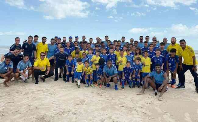 Cruzeiro treinou na Praia do Calhau, em São Luís, no Maranhão