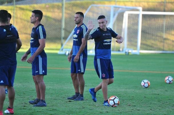 Elenco da Universidad de Chile treinou nesta tera-feira  tarde na Cidade do Galo, em Vespasiano. Time chileno se prepara para enfrentar o Cruzeiro na quinta, s 19h15, no Mineiro, pela Copa Libertadores. Tcnico Angel Guillermo Hoyos ter retornos do zagueiro Jara e do lateral-esquerdo Beausejour