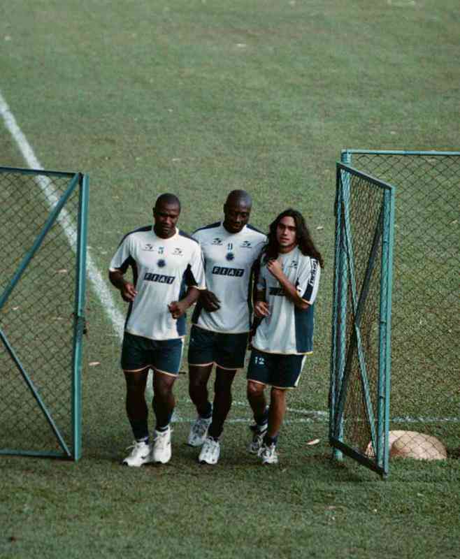 Fotos do zagueiro Joo Carlos em suas passagens pelo Cruzeiro, entre 1996 e 2001