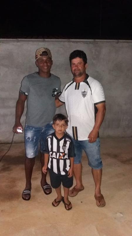 Lavrador Ataildo Miranda, com o filho Athos e Cazares