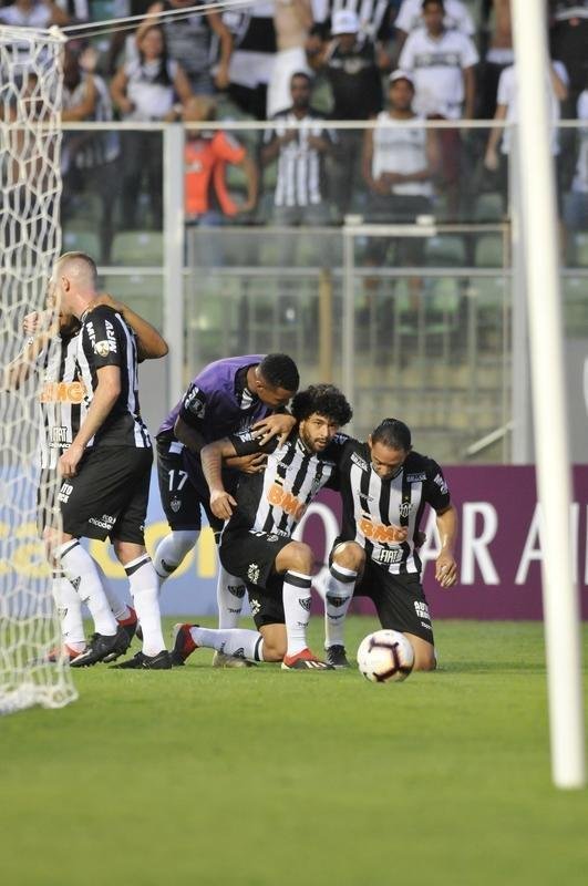 No primeiro tempo, Atltico abriu 3 a 1 no placar, com gols de Luan e Ricardo Oliveira (2)