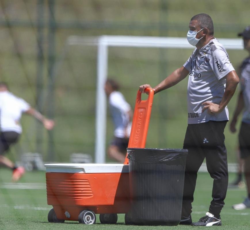 Treino do Atlético em campo. Jogadores fizeram atividade pela manhã no gramado. No período da tarde, trabalho foi na academia