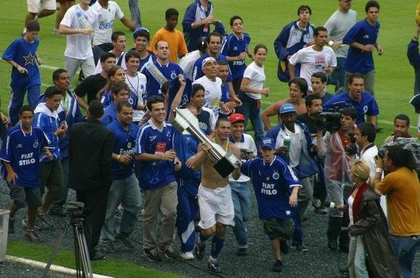 Com o ttulo brasileiro confirmado, o Cruzeiro fez no dia 7 de dezembro de 2003 o jogo da taa e das faixas contra o Fluminense, no Mineiro. Com show de Alex, autor de dois gols, o time celeste goleou os cariocas por 5 a 2 e promoveu nova festa da torcida azul em Belo Horizonte. Jogadores finalmente ergueram a taa oficial do Campeonato Brasileiro, cedida pela CBF, e deram a volta olmpica. Os campees brasileiros de 1966 tambm participaram das comemoraes no Gigante da Pampulha.