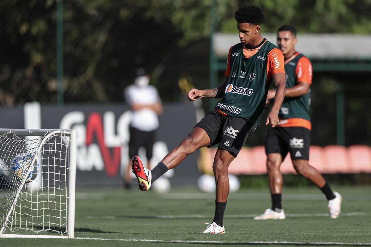 Com Guilherme Arana de volta, Cuca comanda atividade na Cidade do Galo