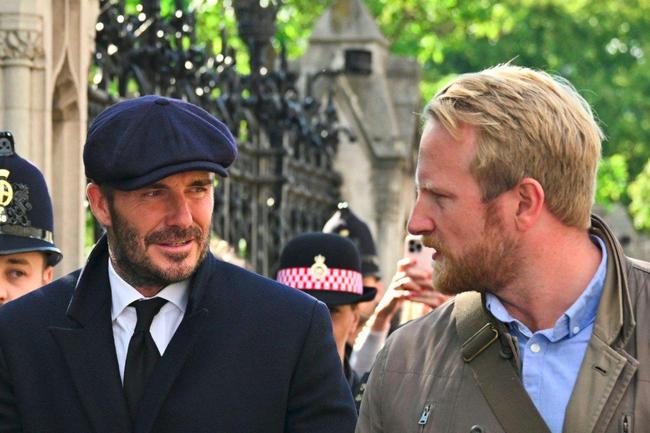 Ex-jogador inglês David Beckham foi flagrado na fila para dar adeus à rainha Elizabeth II