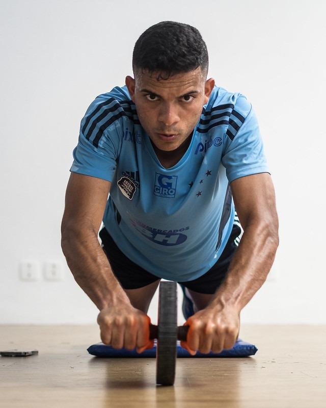 Bruno Rodrigues, atacante pela esquerda (52% dos votos)