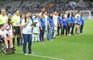 Mulheres foram homenageadas no Mineiro antes de jogo entre Cruzeiro e URT (Juarez Rodrigues/EM D.A Press)