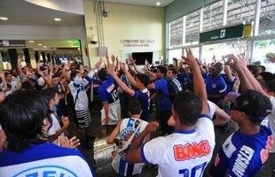 Torcida faz festa em aeroporto para receber o Tricampe�o Brasileiro
