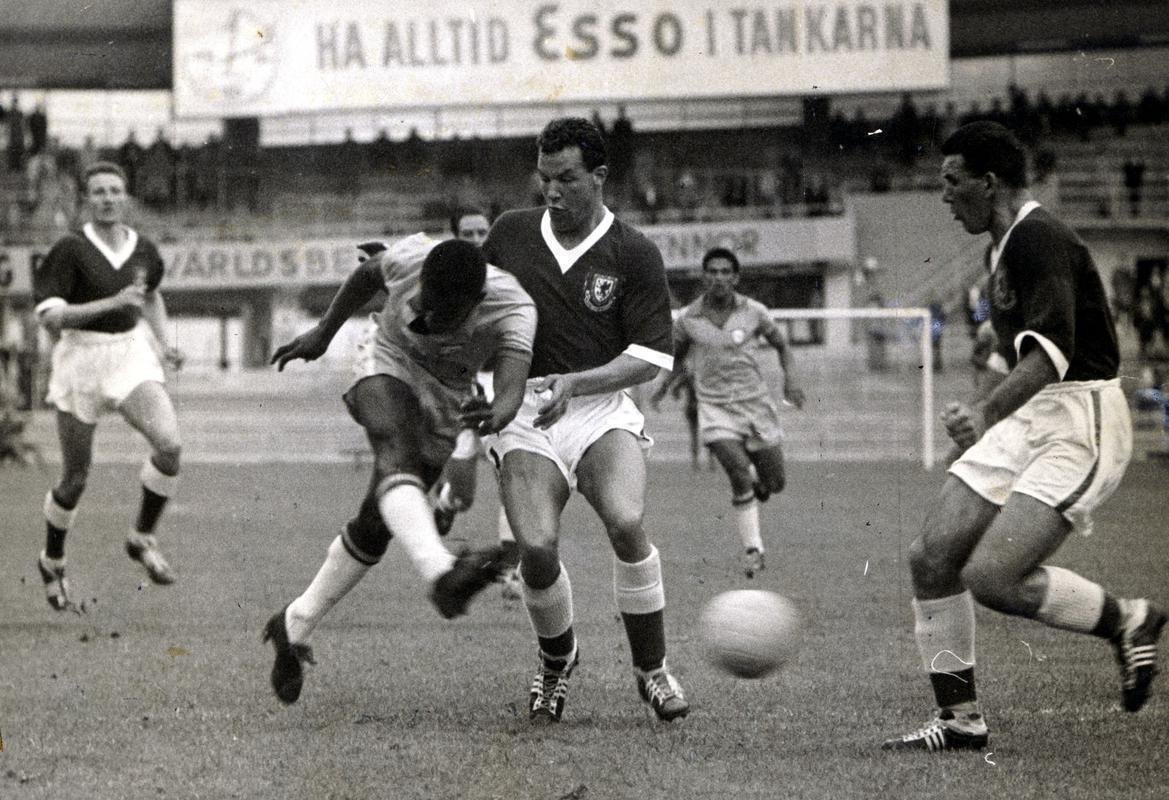 Lance do gol de Pele contra o Pas de Gales, pelas quartas de final. Pel vence o marcador na corrida e da entrada da rea dispara um chute mortal.