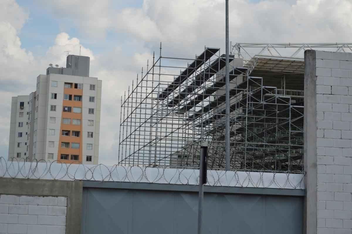 Bem mais alta, arquibancada mvel do Independncia j  visualizada desde a Rua Pitangui