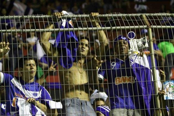 Torcida do Cruzeiro dentro do Barrado, jogo que marcou o tricampeonato brasileiro