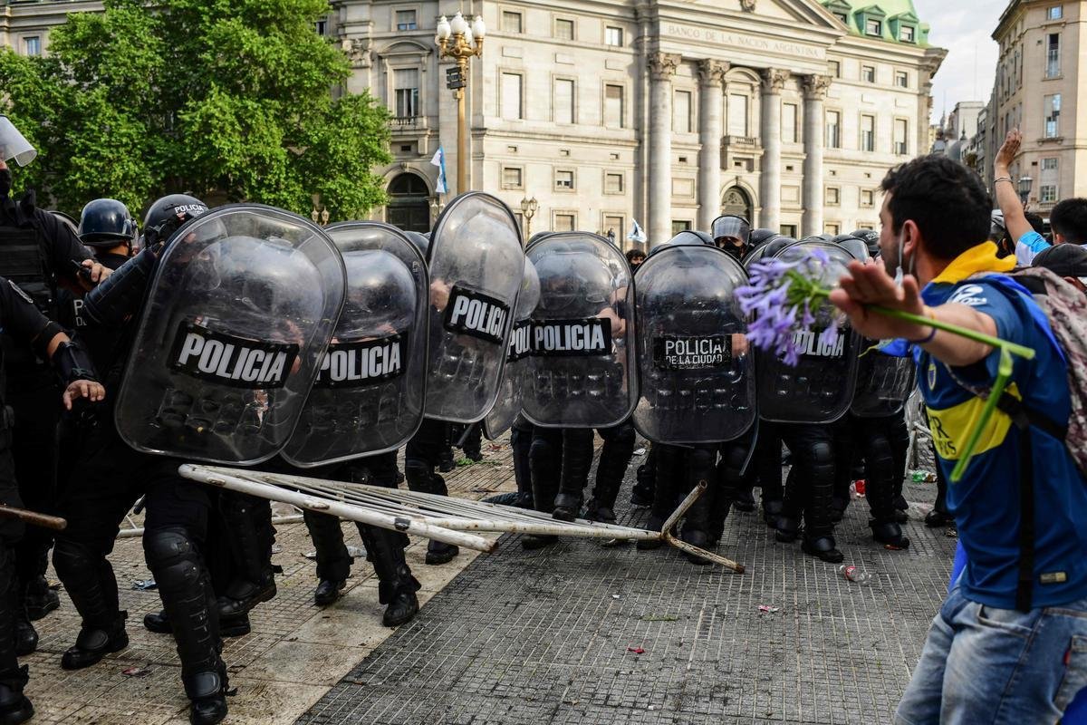 No comeo da manh desta quinta-feira, fs tentaram furar o bloqueio policial e entraram em choque com os militares durante velrio de Diego Armando Maradona, na Casa Rosada, sede do governo argentino em Buenos Aires.