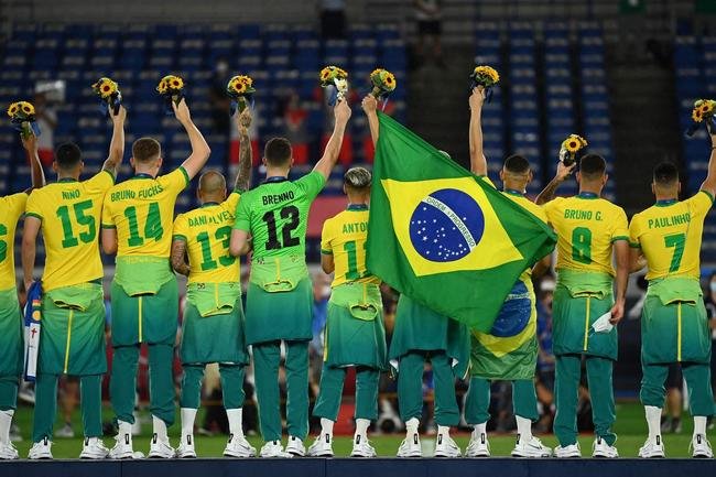 Jogadores da Sele��o Brasileira recebem a medalha de ouro pela conquista ol�mpica no futebol