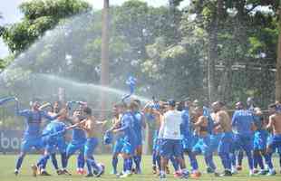 Mancuello foi 'batizado' pelos jogadores do Cruzeiro nesta sexta-feira (Alexandre Guzanshe/EM D.A Press)