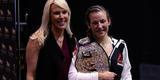 Astros presentes no UFC 196 - DeLana Harvick cumprimenta a campe Miesha Tate