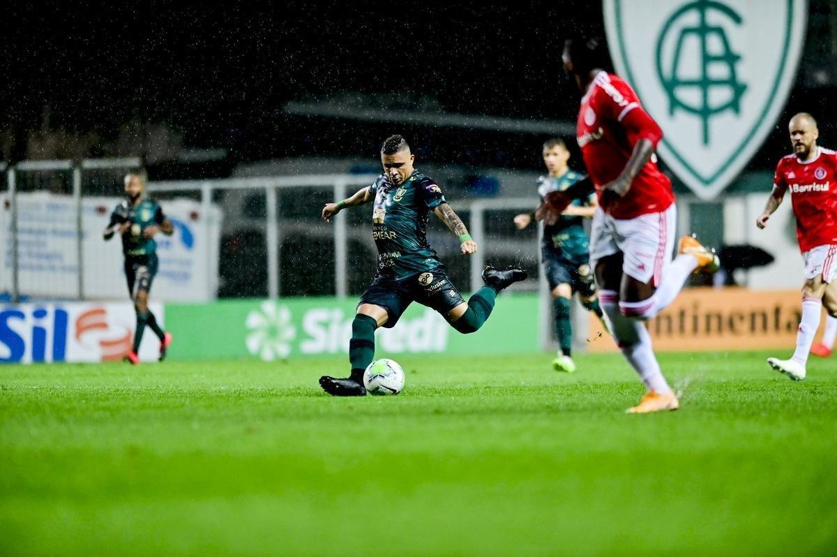 Fotos do jogo entre Amrica e Internacional, no Independncia, em Belo Horizonte, pelas quartas de final da Copa do Brasil
