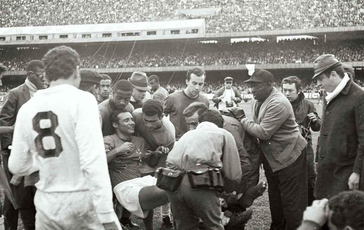 13/10/1968 - Lance da partida entre Cruzeiro e Santos, pelo Roberto, no estdio Morumbi, em So Paulo. Procpio sofre uma leso no joelho aps uma dividia de bola com Pel.