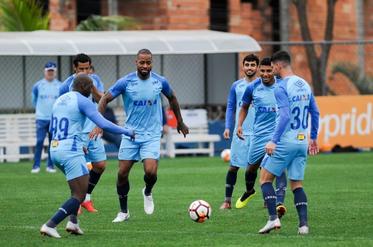Cruzeiro treinou na tarde desta segunda-feira, na Toca da Raposa II, e embarcou para Buenos Aires horas depois. Na quarta, time enfrenta o Boca Juniors, na Bombonera, pela Copa Libertadores. O meia Arrascaeta, com dores na coxa esquerda, no viajou com a delegao. Tambm ficaram em Belo Horizonte o meia Mancuello e o atacante Sass.
