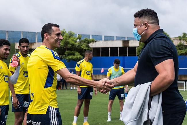 Em sua primeira visita  Toca da Raposa II, Ronaldo concedeu entrevista coletiva e teve contato com jogadores e comisso tcnica do Cruzeiro. Ele tambm se encontrou com scios da categoria Diamante.