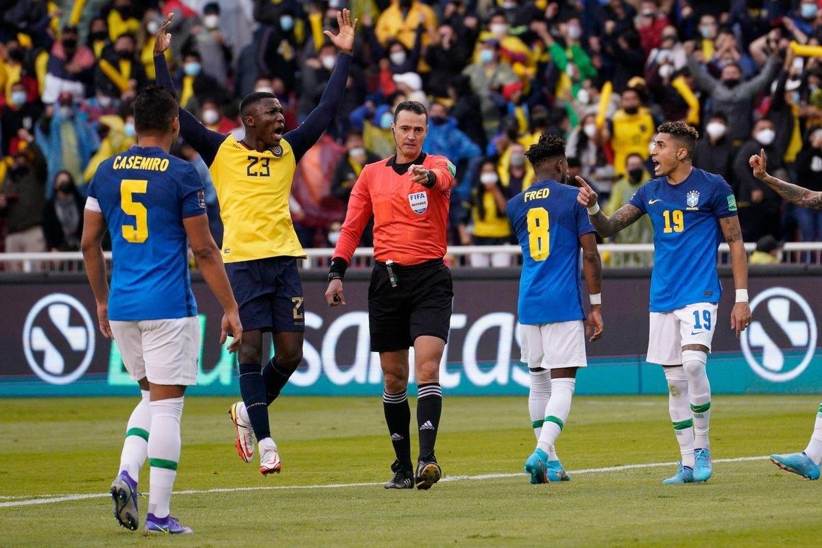Brasil empatou com Equador em Quito, em jogo com arbitragem confusa 