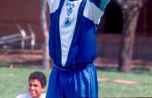 O camarons William Andem foi comprado ao Union Douala por US$ 200 mil e defendeu o Cruzeiro entre 1994 e 1996, perodo em que foi o reserva imediato de Dida, mas fez jogos importantes. No clube, foi bicampeo mineiro, da Copa Master, da Copa Ouro e da Copa do Brasil de 1996. Em 1997, foi emprestado ao Bahia em negociao de troca que levou para a Toca o tambm goleiro Jean. Andem disputou a Copa de 1998, na Frana.