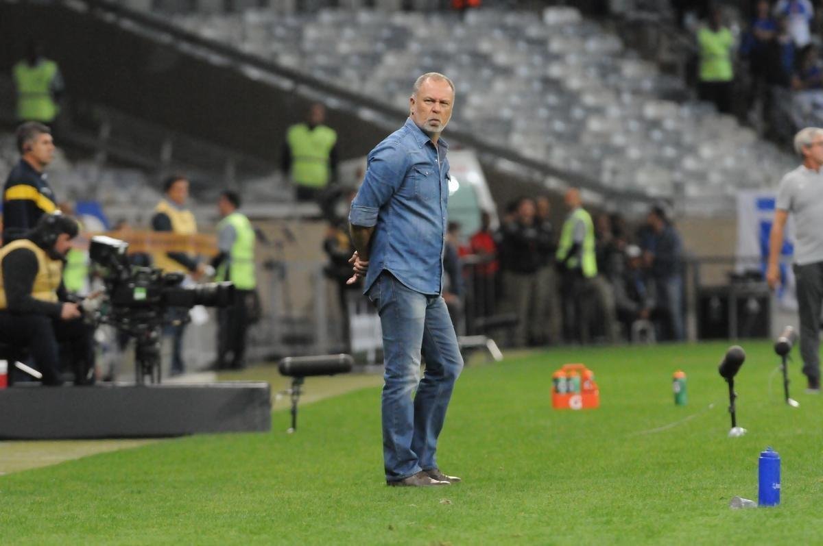 As reaes de Mano Menezes na partida contra o Inter, no Mineiro, pela semifinal da Copa do Brasil