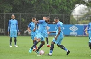 Sob chuva, Cruzeiro treinou na tarde desta sexta-feira na Toca II (Alexandre Guzanshe/EM D.A Press)