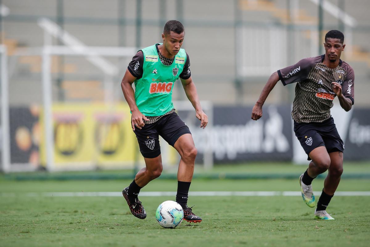Depois do empate por 2 a 2 com o Cear, no Castelo, pela 22 rodada do Brasileiro, Atltico voltou aos treinos nesta segunda-feira na Cidade do Galo. Atividade teve vrias caras novas, diante do elevado nmero de atletas infectados pela COVID-19