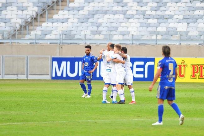 Com gols de Marcos Serrato e Renato (2), o Ava venceu o Cruzeiro por 3 a 0, neste sbado, no Mineiro, pela 12 rodada da Srie B