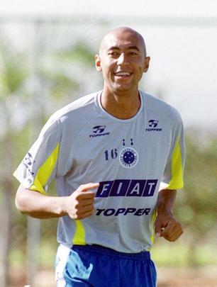 Em 2003, Luisão foi negociado com Benfica, de Portugal, por US$ 2,5 milhões (por 50%)
