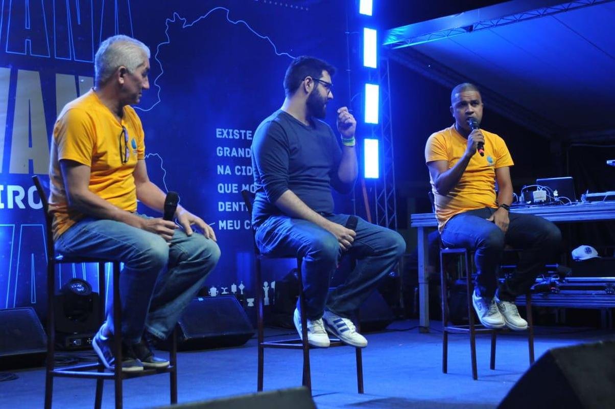 Nonato e Leandro, ex-laterais do clube, durante papo com o pblico de Conselheiro Lafaiete na Caravana do Cruzeiro
