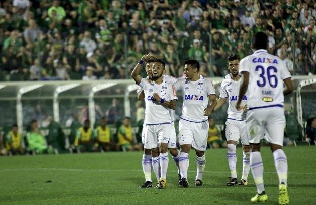 Cruzeiro visitou a Chape na Arena Cond e arrancou vitria por 2 a 1 pelo Brasileiro