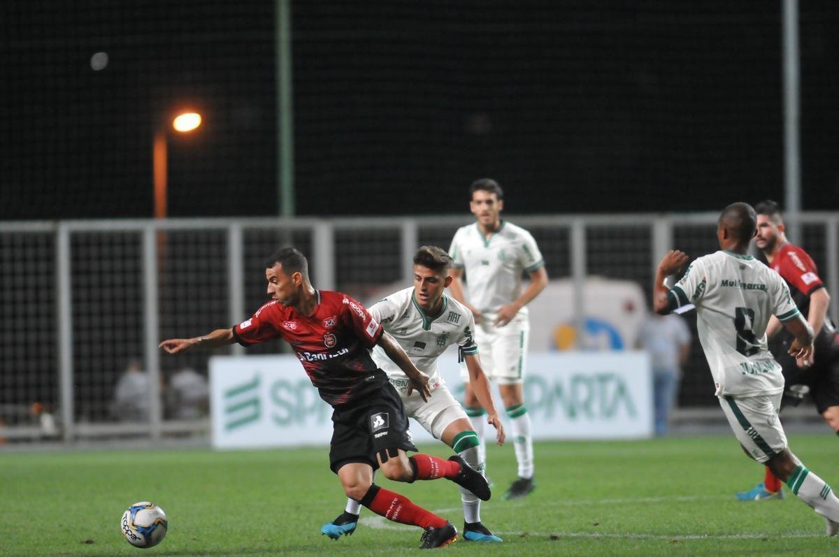 Fotos de Amrica x Brasil de Pelotas, no Independncia, pela 24 rodada da Srie B