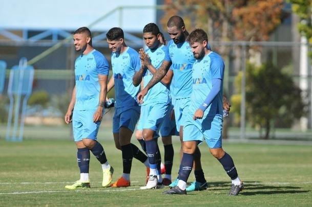Cruzeiro se reapresentou aps estreia na Copa Libertadores e iniciou sua preparao para o clssico de domingo, s 11h, no Independncia, contra o Atltico, pela nona rodada do Mineiro. As novidades foram as presenas do atacante Sass e do zagueiro Cac, da base. Fred foi vetado devido a um estiramento na panturrilha direita. 