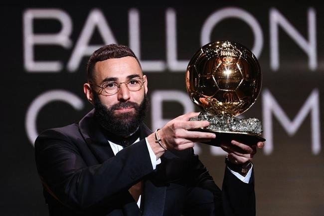 Karim Benzema recebe prmio Bola de Ouro, da Revista France Football, como melhor do mundo na temporada 2021/22. 