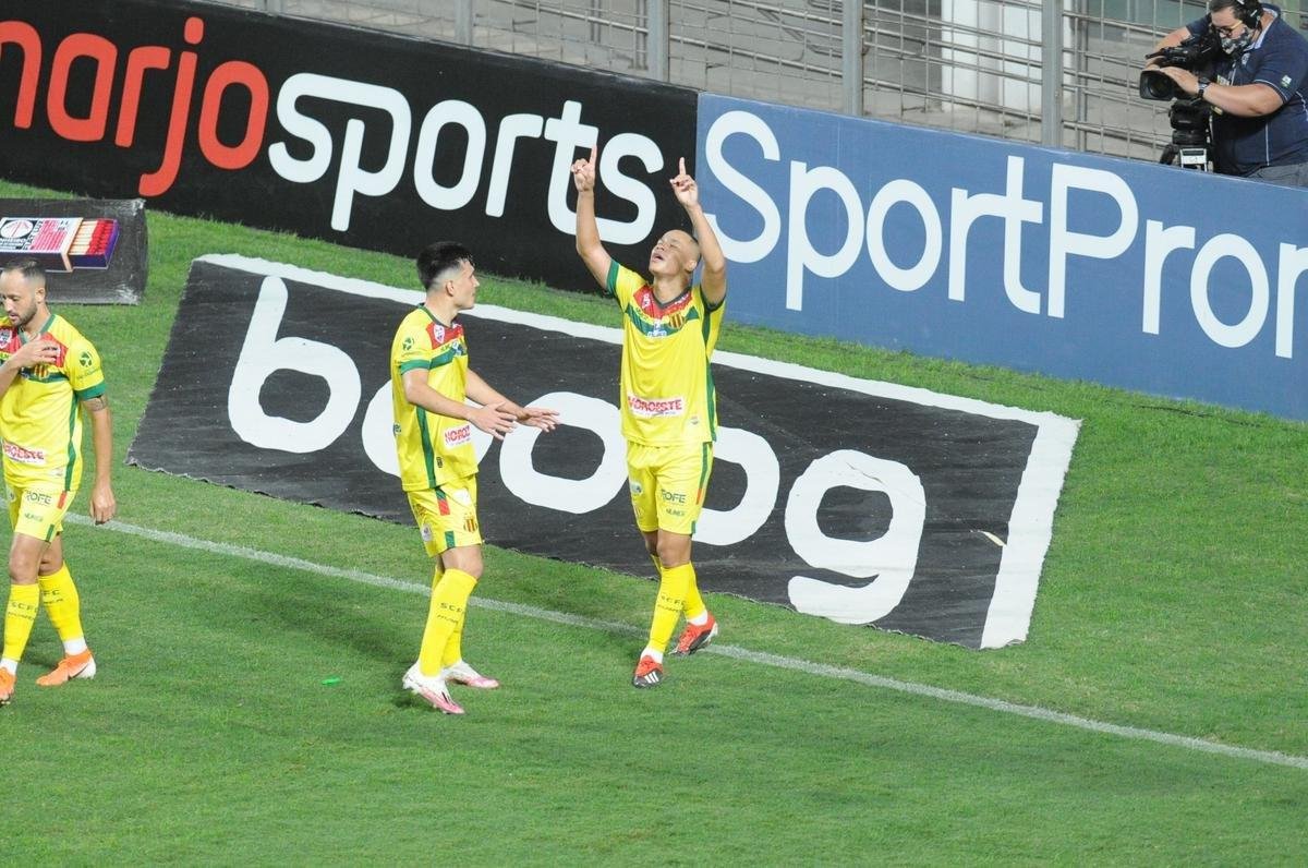Fotos do jogo entre Amrica e Sampaio Corra, no Independncia, em Belo Horizonte, pela 27 rodada da Srie B do Campeonato Brasileiro